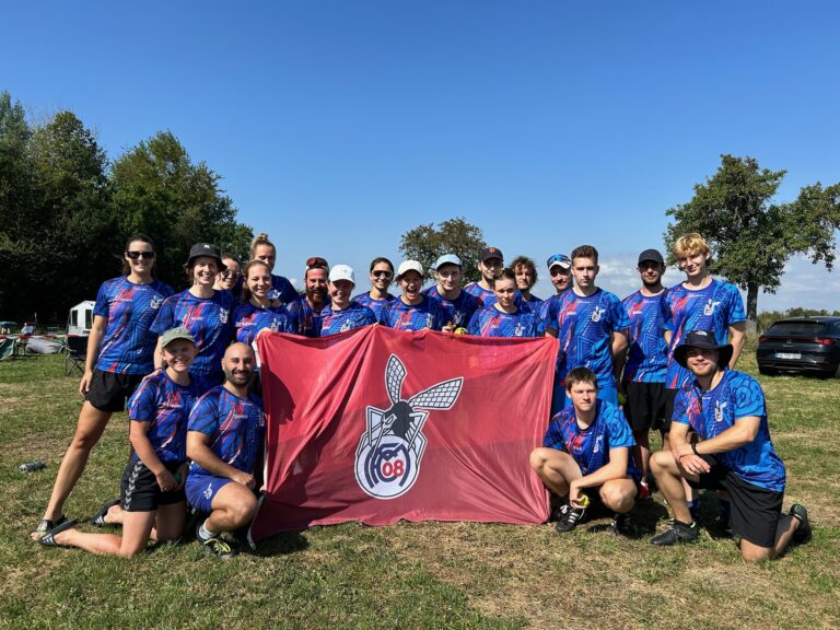 Glückliche Mosquitos mit neuen Trikots